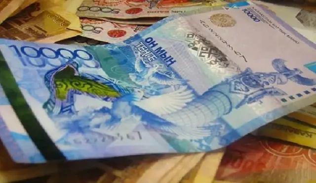 Fitch: Тенге могут девальвировать на 45%