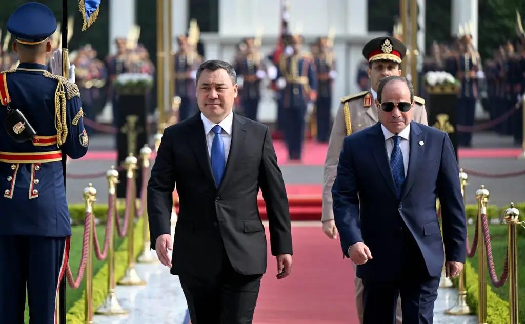 В Каире состоялась официальная церемония встречи Садыра Жапарова с президентом Египта
