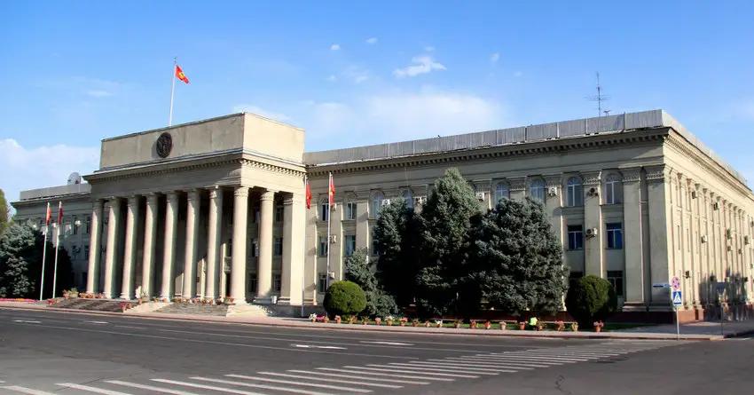 Почему власти хотят избавиться от госдолей в «Росинбанке» и KICB