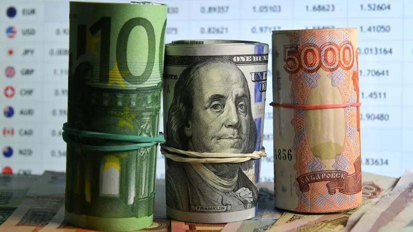 Твердые валюты дали слабину. Какие сбережения просели больше всего?