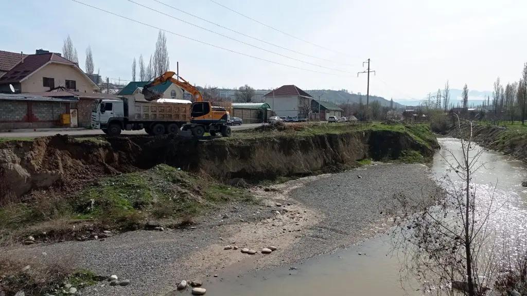 Возобновлен проект по укреплению берегов Ак-Бууры (подробности)