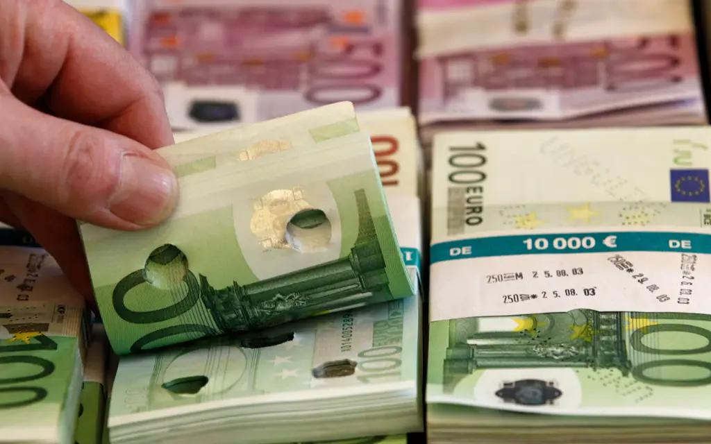 Евро замещает доллар США в расчетах Кыргызстана со странами ЕАЭС