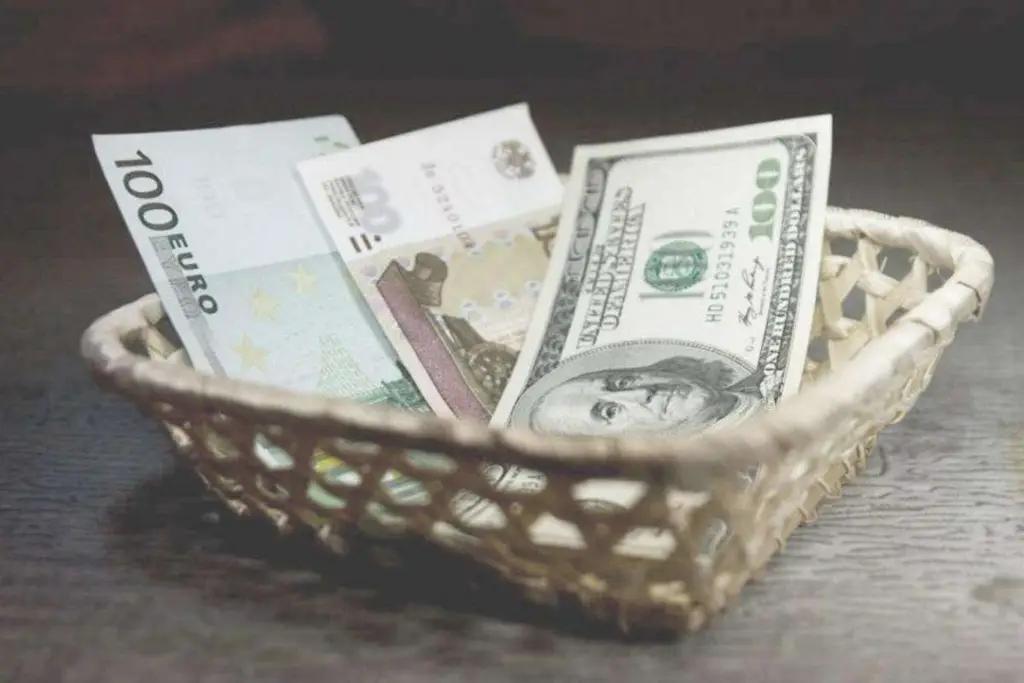 Долларовые сбережения оказались среди аутсайдеров