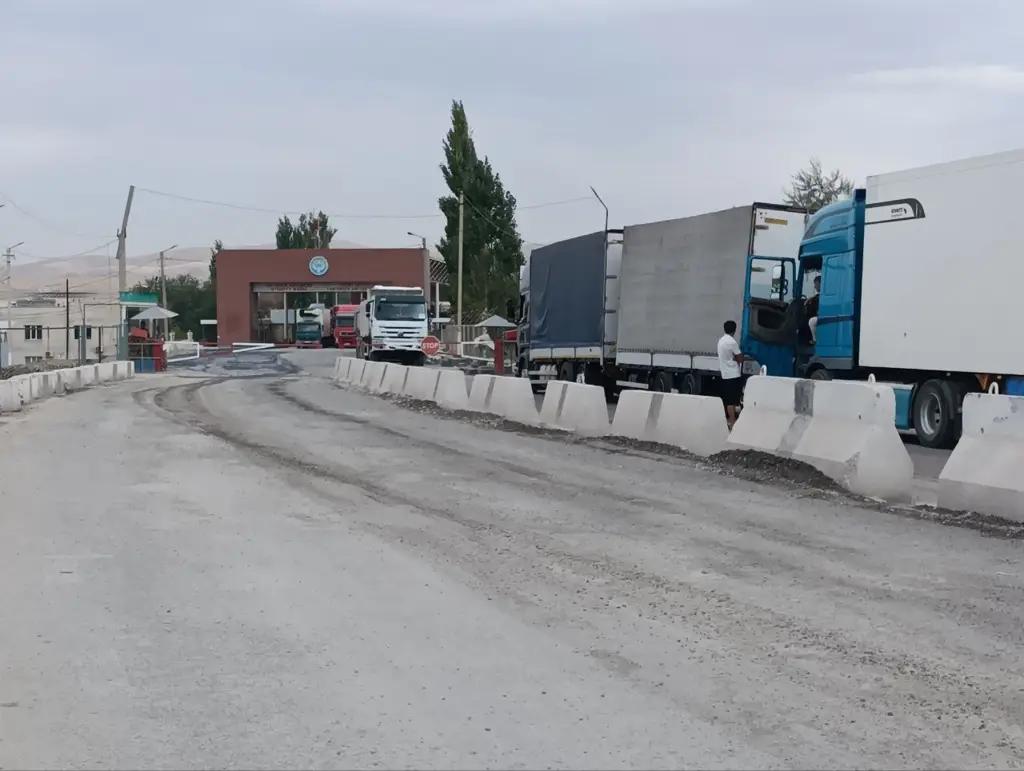 Очередь из фур. Почему Казахстан медленно пропускает грузы
