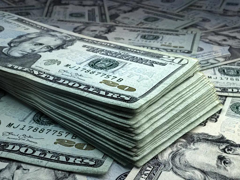 Кыргызстан получил меньше долларов: приток валюты сократился на 60%
