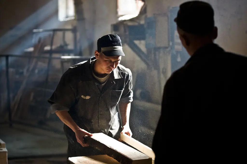 Труд в колониях: где работают и сколько получают осужденные