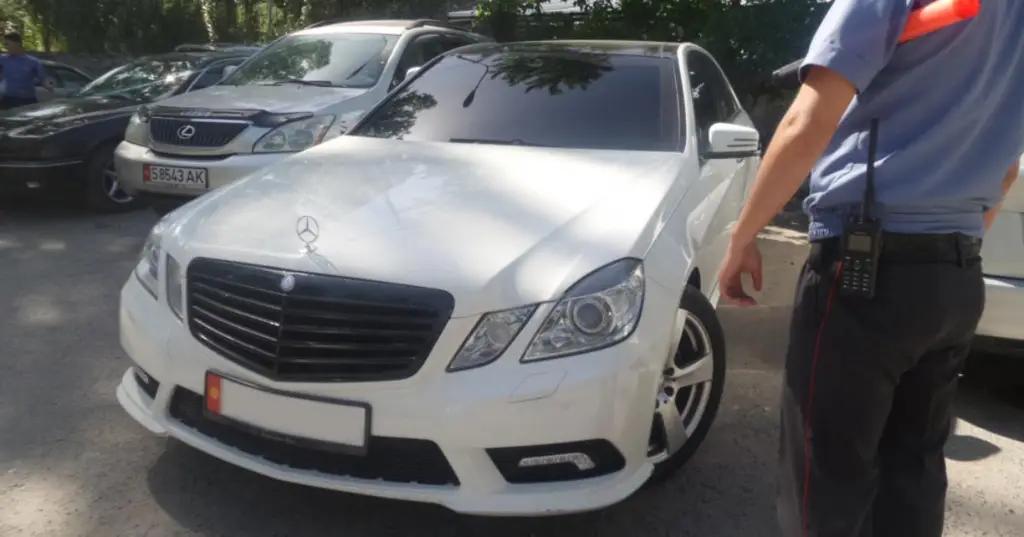 Чем владеет депутат, разъезжающий на тонированном «Мерседесе» и учащий детей ПДД