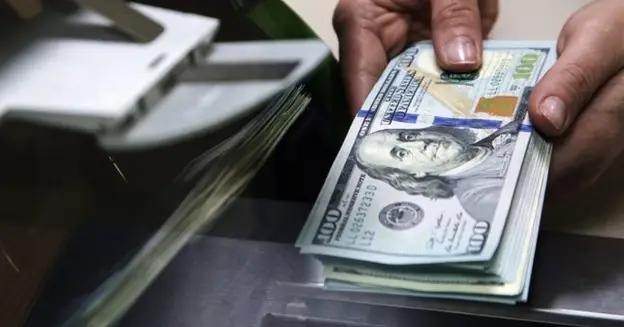 Кыргызстан получил меньше переводов. Есть ли связь с ограничениями в кыргызских банках?