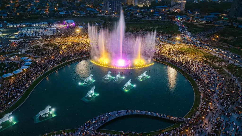 Кыргызстандагы эң ири музыкалык фонтандар шоусун көрүү үчүн Royal Central Parkка 30 000ден ашуун адам чогулду