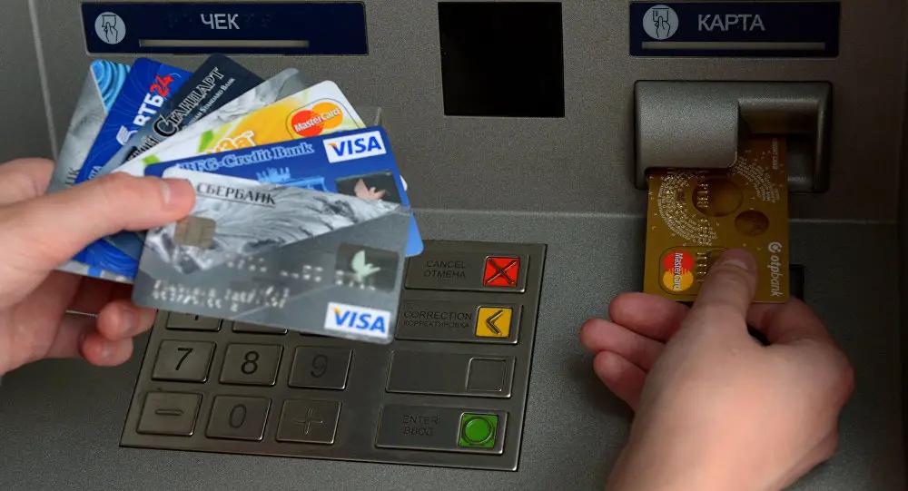 Банки Узбекистана ввели ограничения по снятию инвалюты с карт