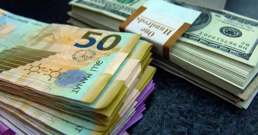 Менее чем за месяц азербайджанский манат подешевел к доллару на 6.6%