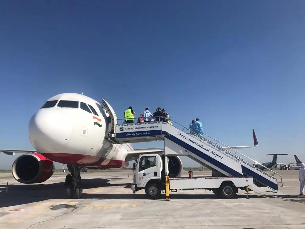 Из Индии в Бишкек вернулись 16 кыргызстанцев