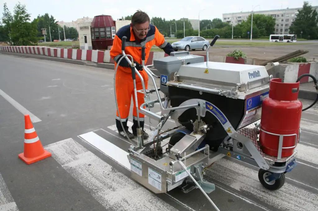 В Кыргызстане дорожную разметку наносят частные компании