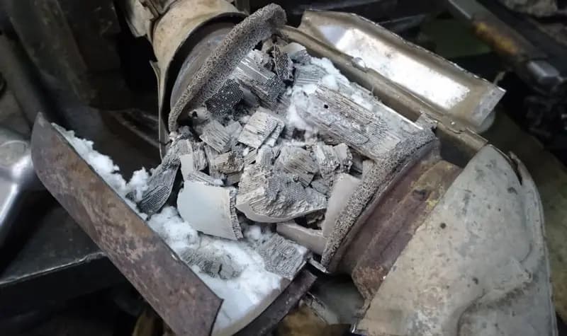 В КР ввели временный запрет на вывоз катализаторов