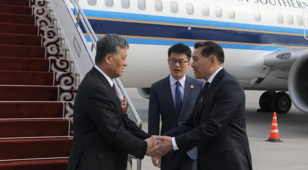 Член компартии КНР обсудит с президентом КР экономическое сотрудничество