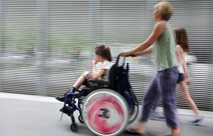 Персональным ассистентам предлагают платить за услуги после 18-летия детей