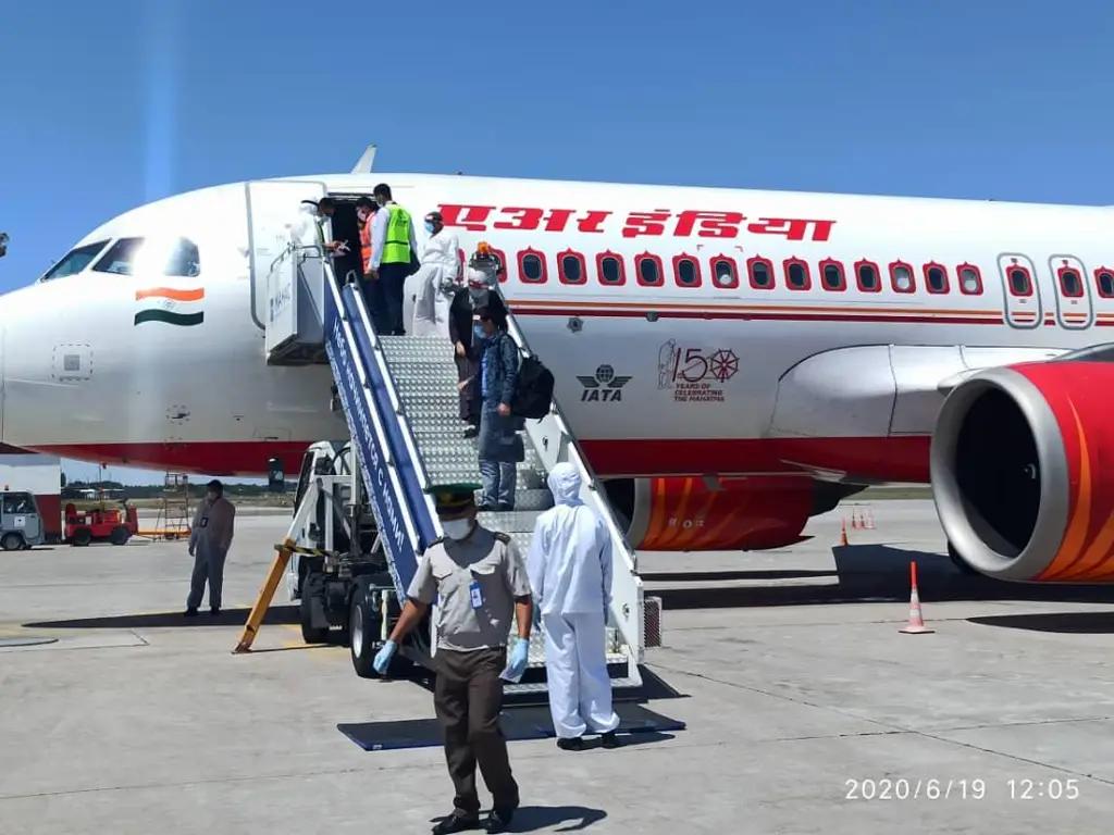 Из Индии вернулись еще 10 кыргызстанцев