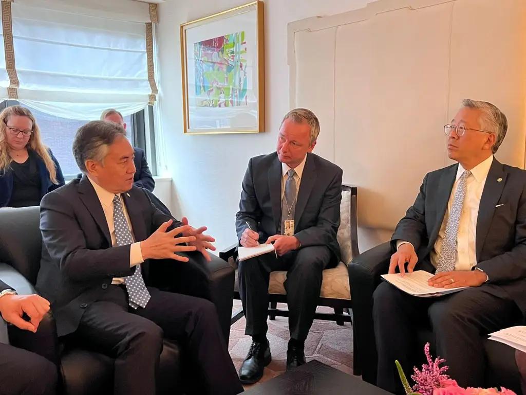 КР и США обсудили минимизацию влияния санкций на экономику Кыргызстана