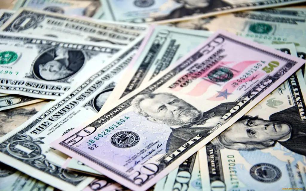 На валютных торгах доллар вновь покупают по 79.5 сома