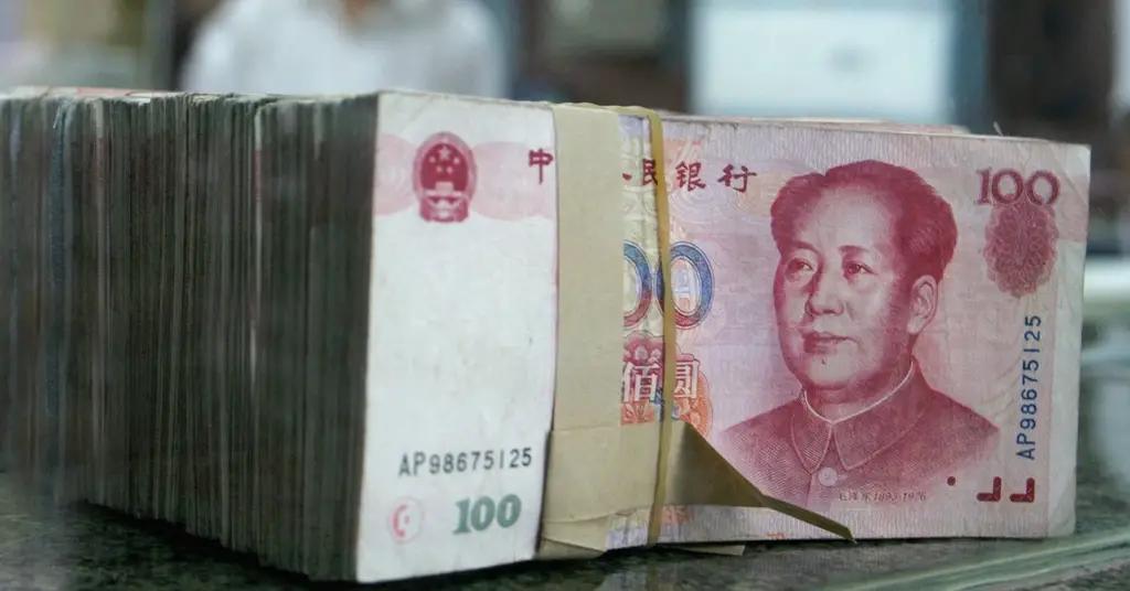 ЦБ Китая повысил курс юаня на 0,3% после падения до минимумов 2010 года