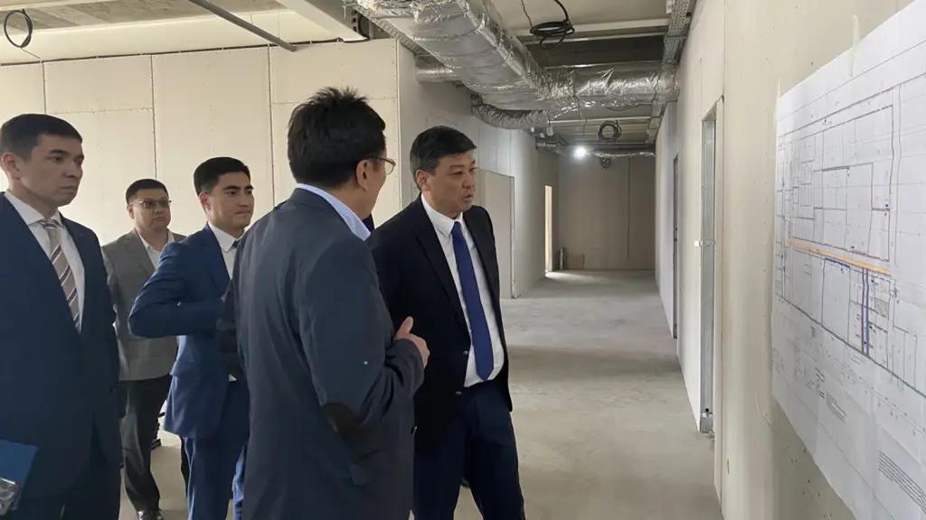 Зампред кабмина посетил завод по производству лекарств