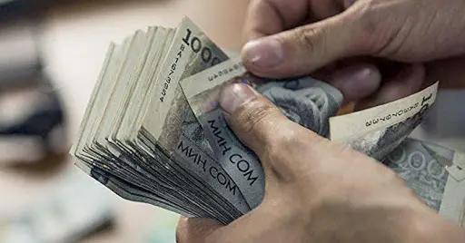 В КР среднемесячная зарплата в феврале снизилась на 2.9%