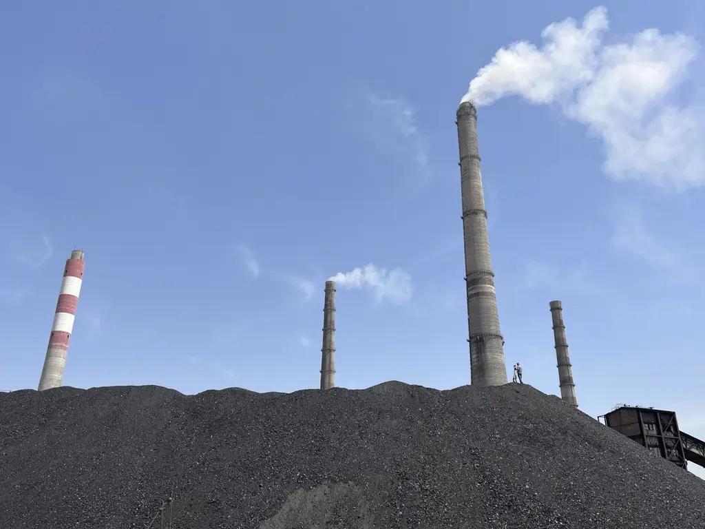 Министр энергетики провел рабочее совещание на ТЭЦ Бишкека