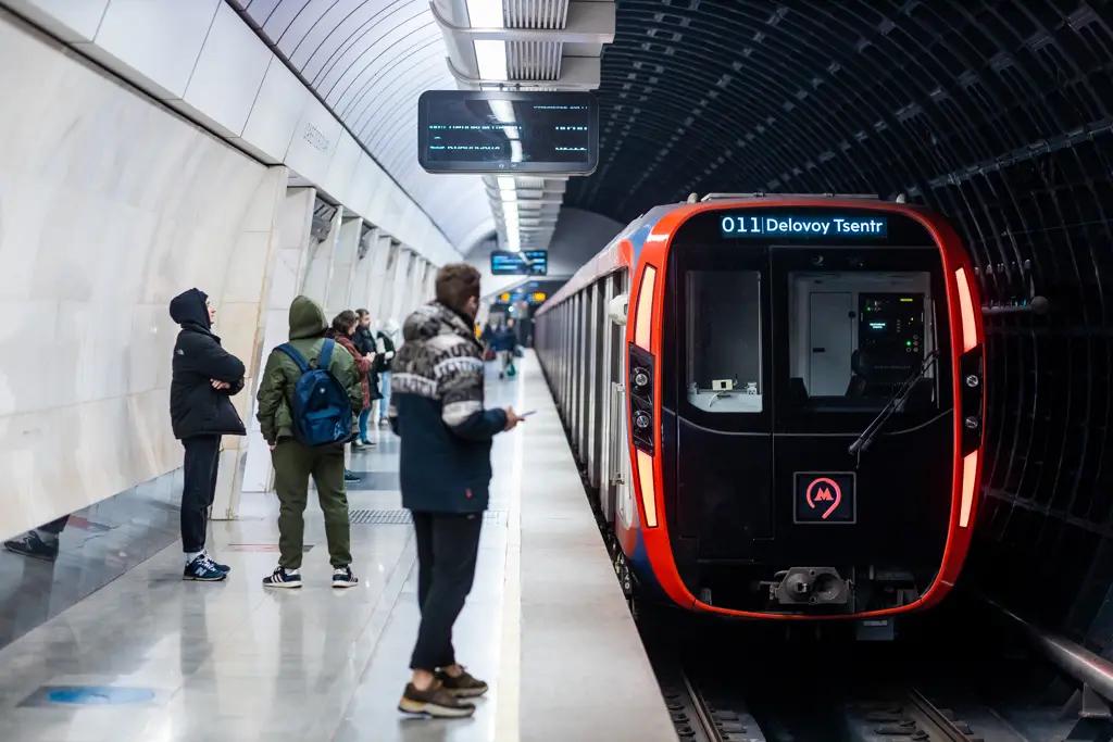 Большая кольцевая линия перевозит около 1 млн пассажиров в день