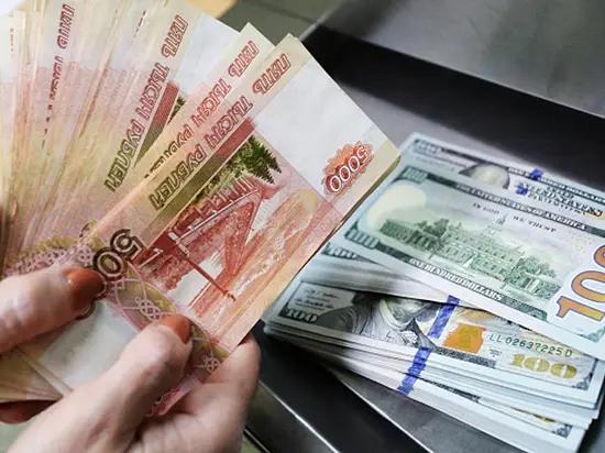 Центробанк: Рубль слабеет к доллару