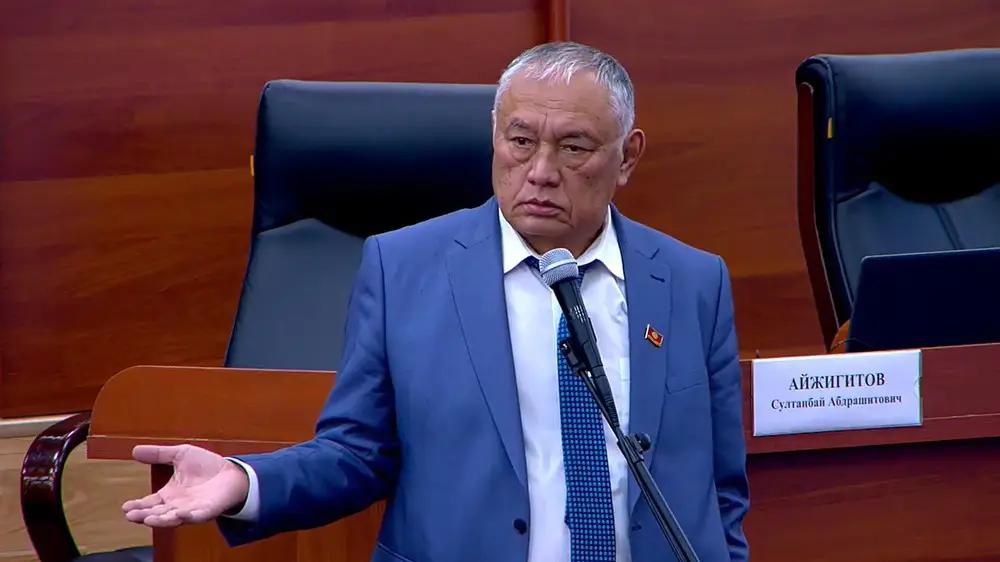 Стабильность сома обусловлена истощением золото-валютных резервов — депутат