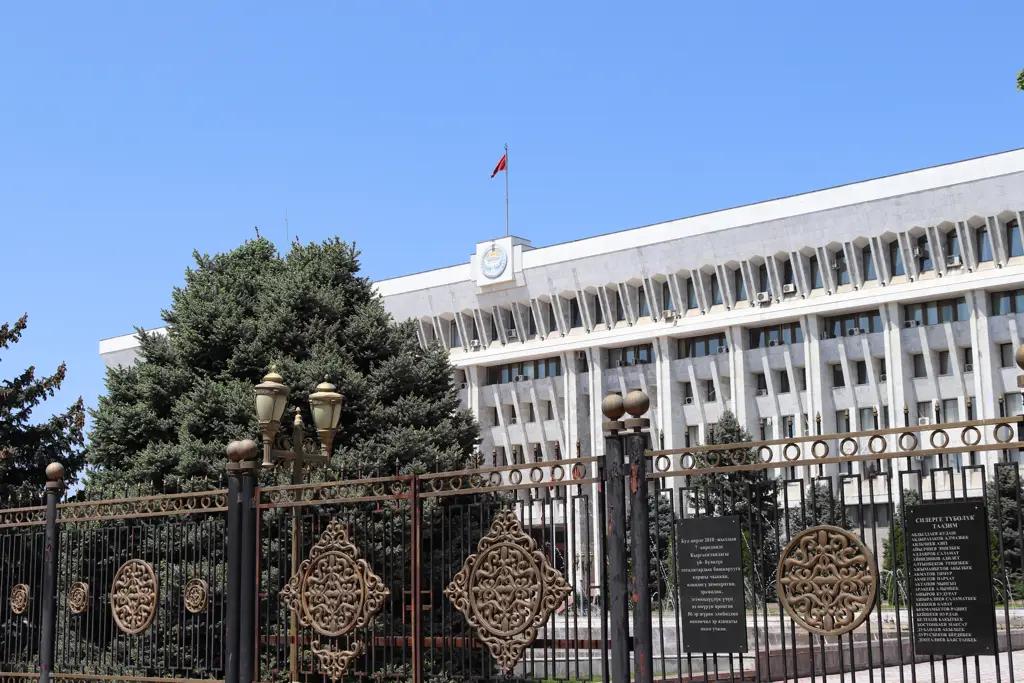 Расходы на аппарат Жогорку Кенеша в апреле вырастут на 1.8 млн сомов