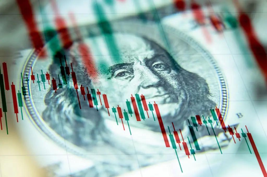 Доллар продолжил дешеветь на валютных торгах