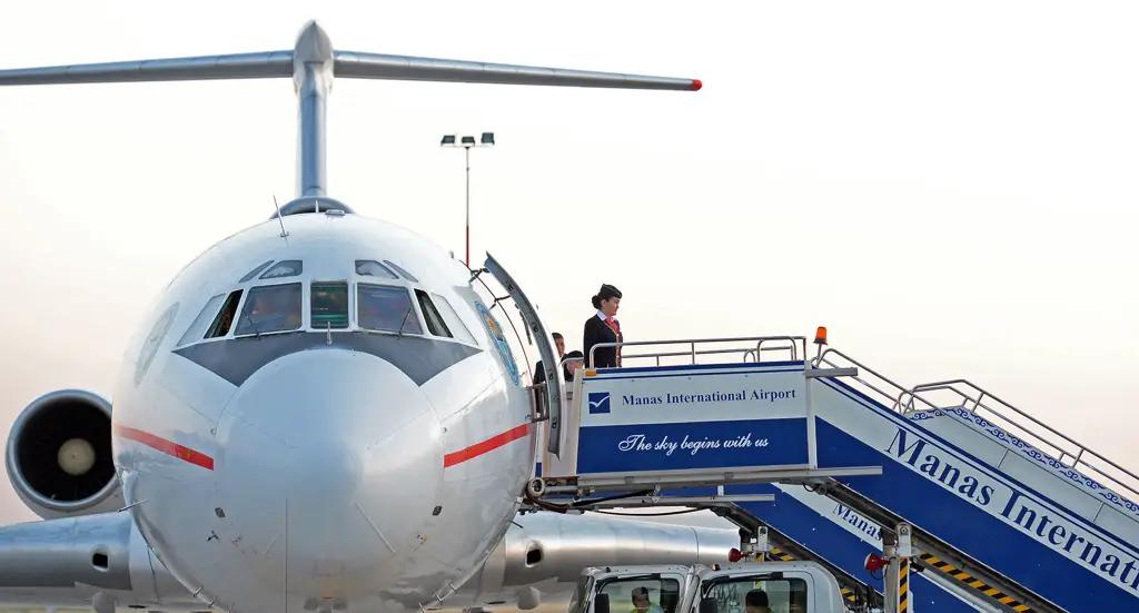 Самолетам старше 25 лет запретили летать в КР