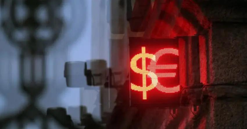 Обменкам вновь разрешили торговать валютой с банками несколько раз в день