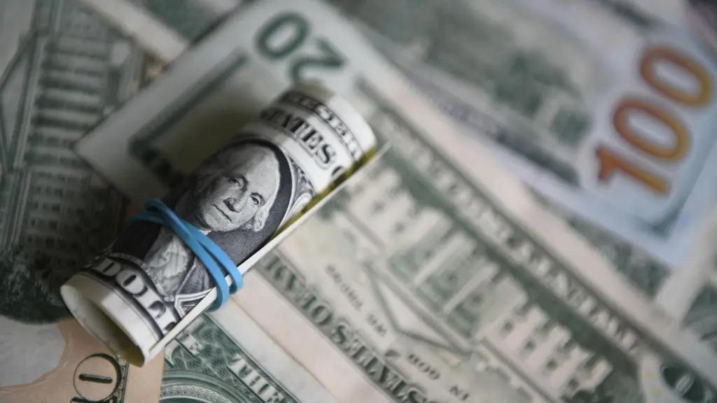 Спрос на доллар на межбанковских торгах вырос на 27.8%