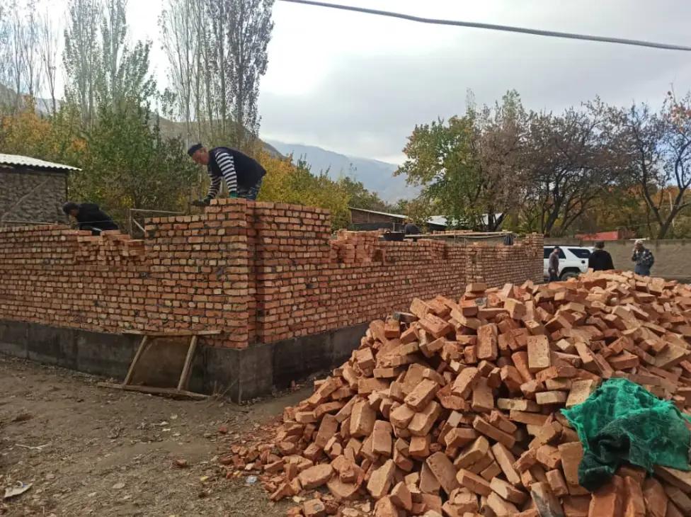 Вместо разрушенных: в Баткенской области поднимают стены новых домов