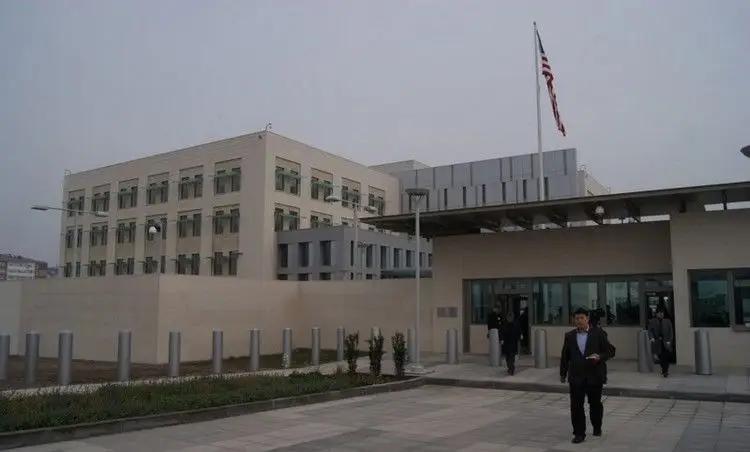 Посольство США в КР увеличивает количество визовых интервью