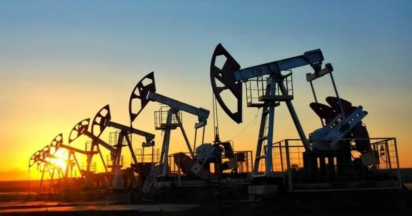 Увеличение запасов бензина снизило цену на нефть