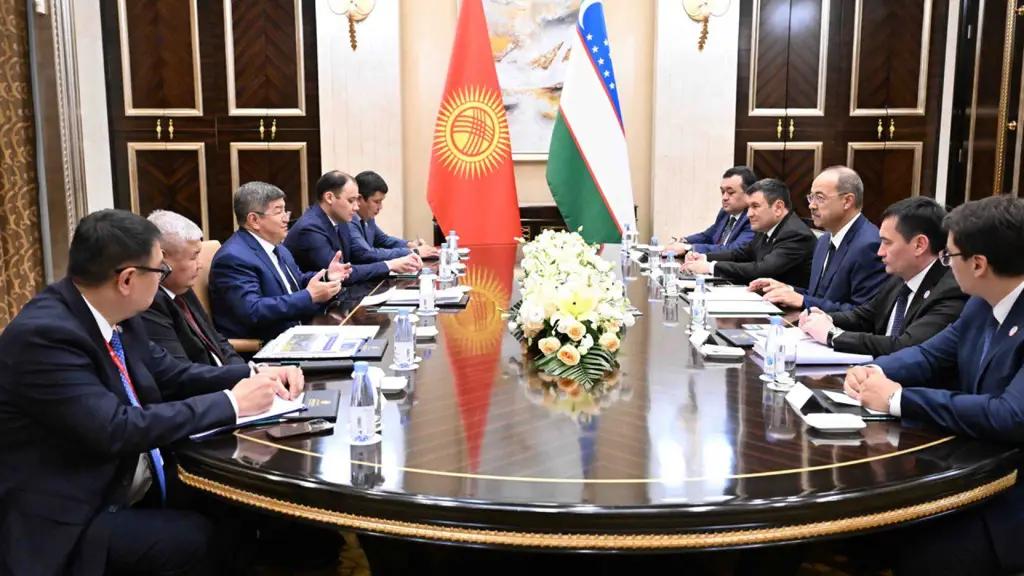 В Урумчи состоялась встреча Акылбека Жапарова и Абдуллы Арипова