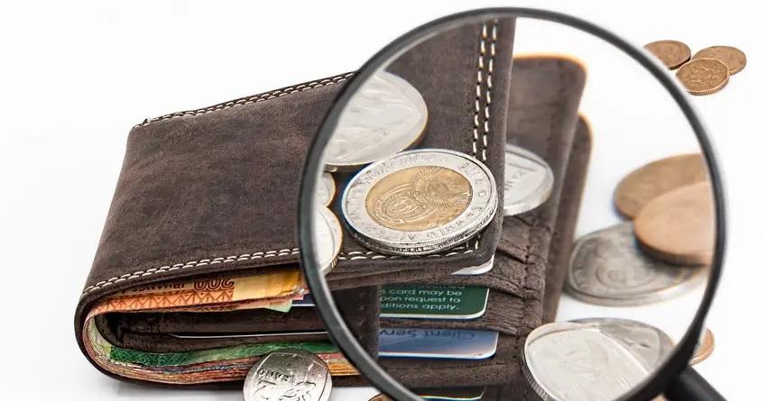 Средняя зарплата кыргызстанцев официально достигла почти 15 тыс. сомов