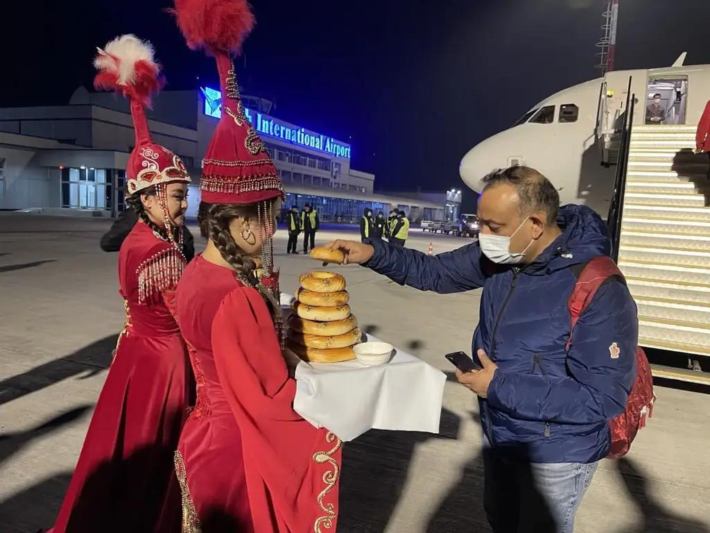 В Оше встретили первый рейс из Шарджи. На нем прилетело 10 человек