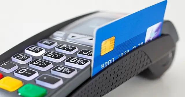 В 2016 году кыргызстанцы в 1.3 раза чаще оплачивали покупки платежными картами