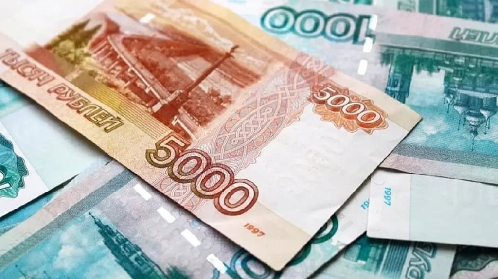 Рубль немного просел к доллару и евро. Курсы Центробанка