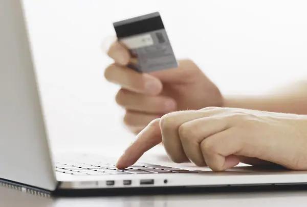 НБ КР увеличит спрос на банковские карты среди подростков