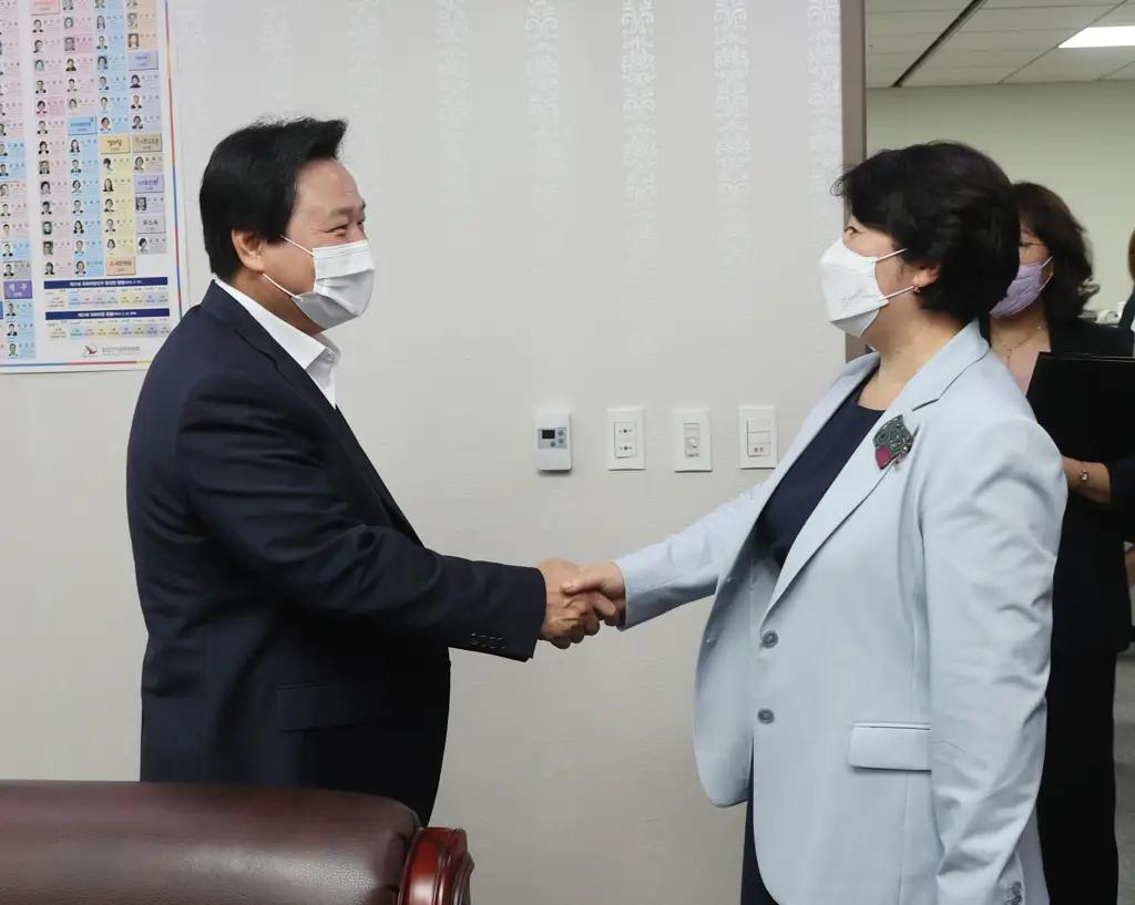 Кыргызстан просит помочь Корею с поставкой вакцин и медоборудования