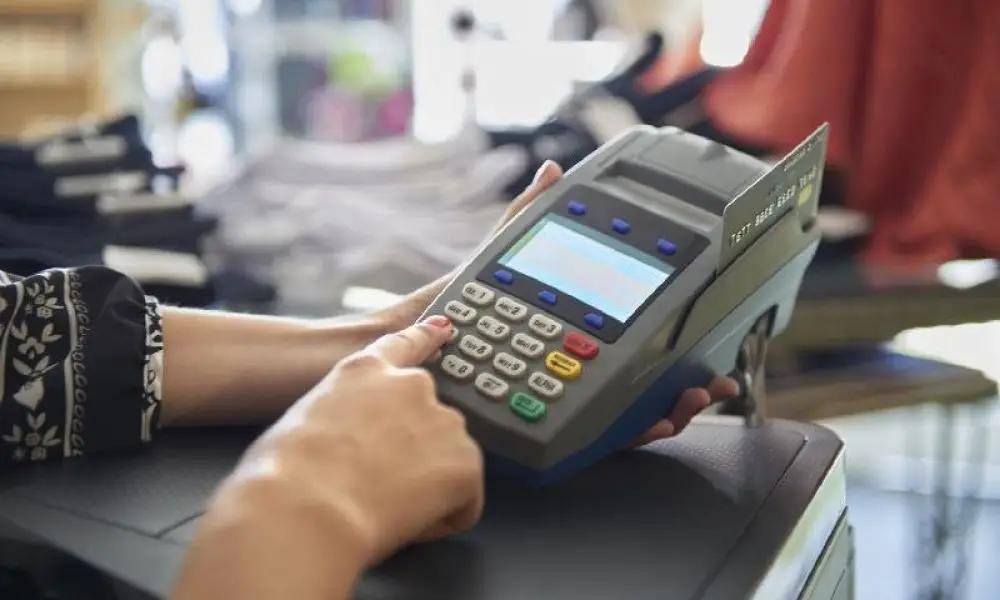 В КР за полгода компании с ККМ заработали 698 млрд сомов