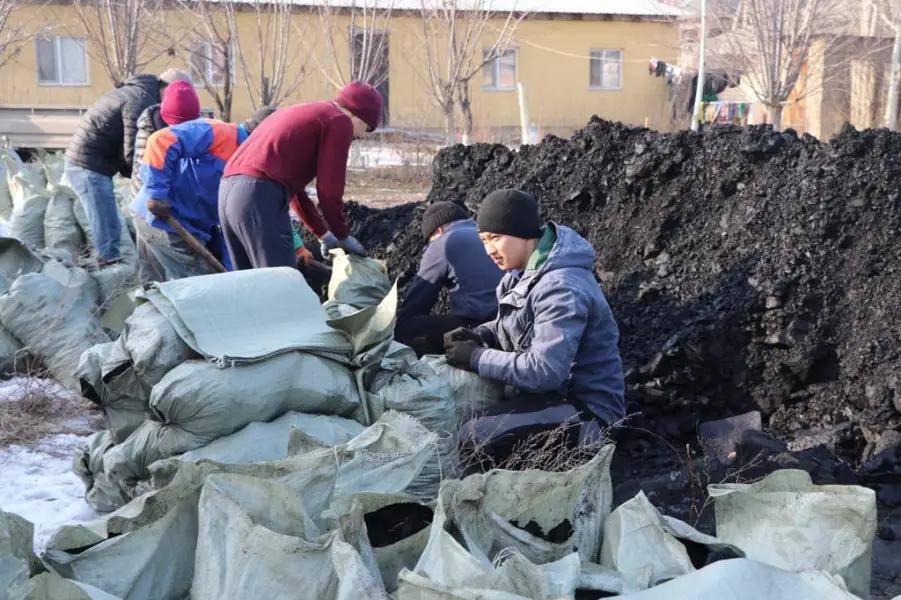 За счет Арабского фонда «Имарат» бишкекчанам раздали уголь