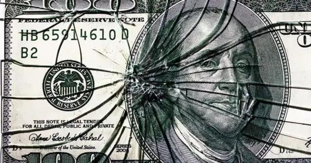 Доля кредитов в инвалюте упала в Кыргызстане до рекордно низких за 16 лет 44.2%