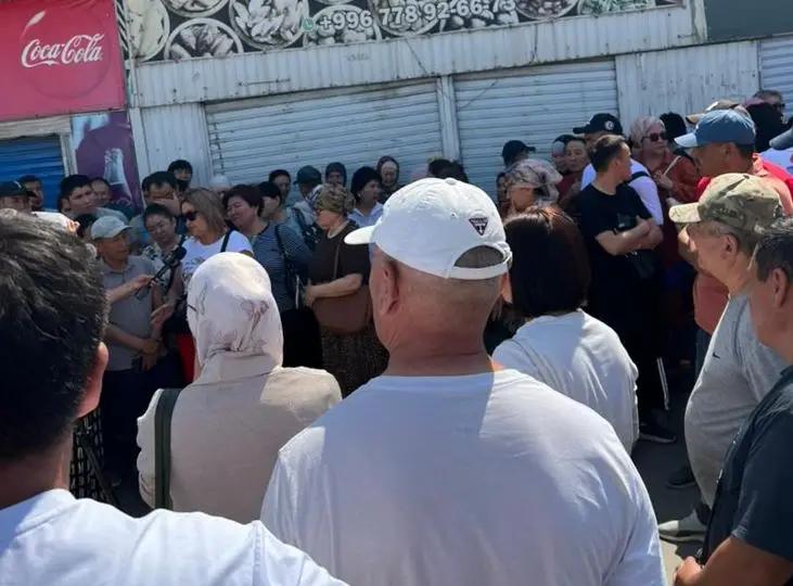 На рынке «Дордой Моторс» проходит митинг против ЭСФ и ЭТТН
