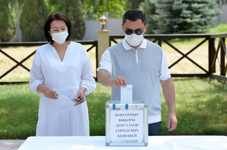 Садыр Жапаров проголосовал на повторных выборах вне помещения